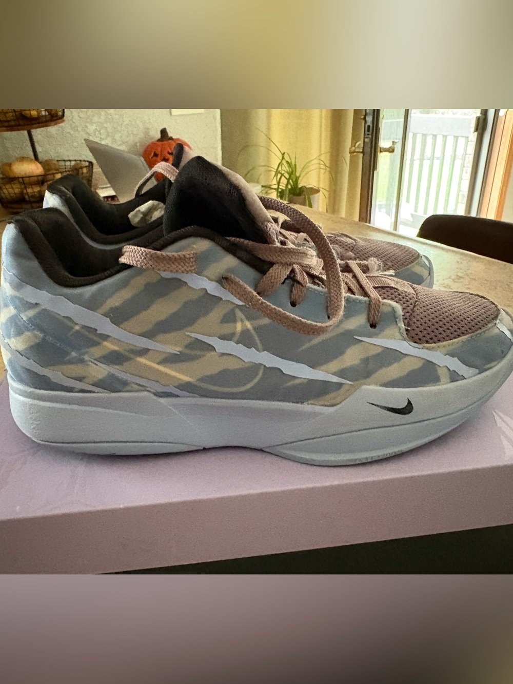 Nike Men’s Light Purple and Tan Patterned Low-Top Sneakers